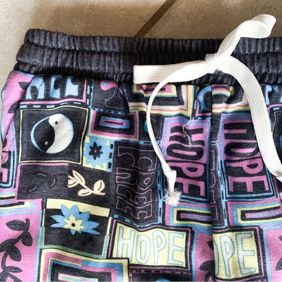 Asis • Graphic Shorts - Picture 3 of 4